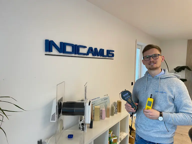 Experte Lennart Feldmann mit seinen Profi-Messgeräten im Hygrometer-Test des ntv Produkt-Check